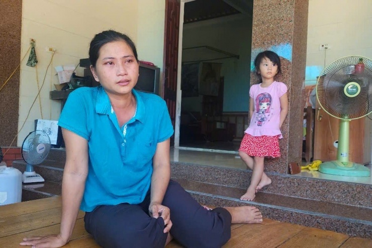 Chị Oanh ứa nước mắt khi chia sẻ hoàn cảnh gia đình
