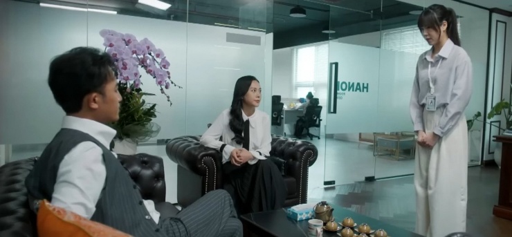 Phân cảnh Mỹ Anh (Phương Oanh) "dằn mặt" nhân viên mới được đánh giá tốt. Gió ngang khoảng trời xanh làm lại từ phim 30 chưa phải là hết của Trung Quốc vì vậy được khán giả quan tâm ngay từ khi lên sóng tập đầu.