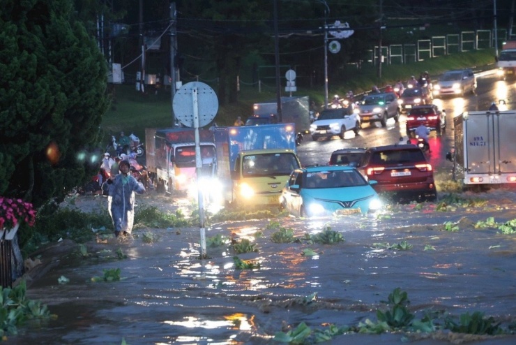 Tuyến đường ven hồ Xuân Hương bị ngập.
