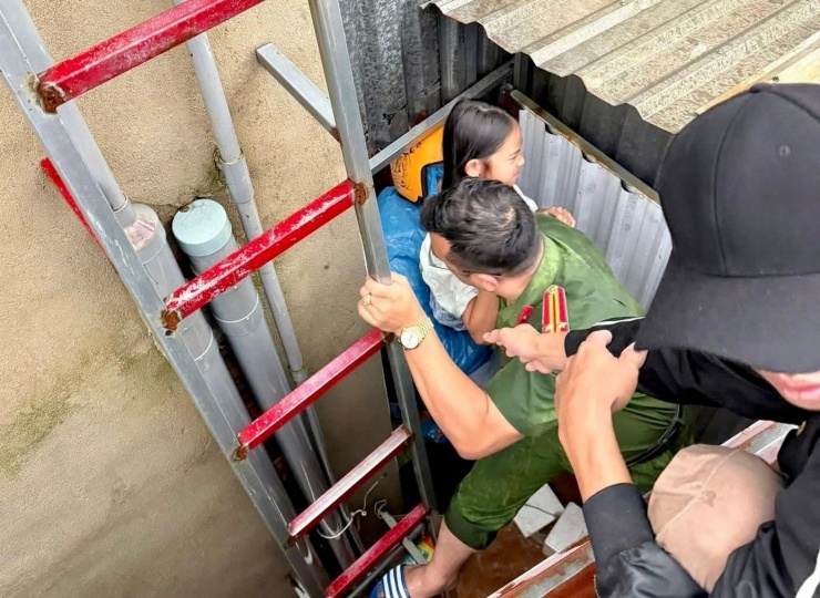 Công an phường Lâm Viên - Đà Lạt hỗ trợ em nhỏ ra khỏi nhà đến nơi an toàn.