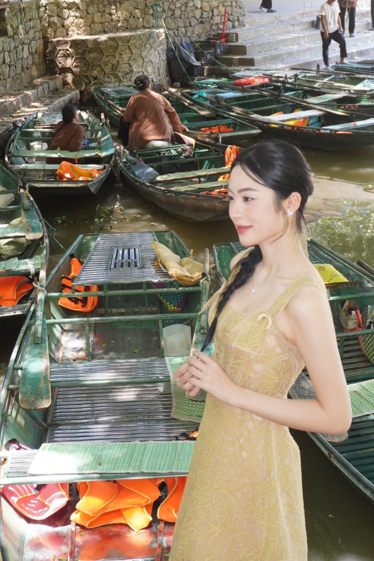 Á hậu Việt Nam quê Hải Phòng khoe vẻ mong manh trong loạt ảnh check-in Ninh Bình - 2