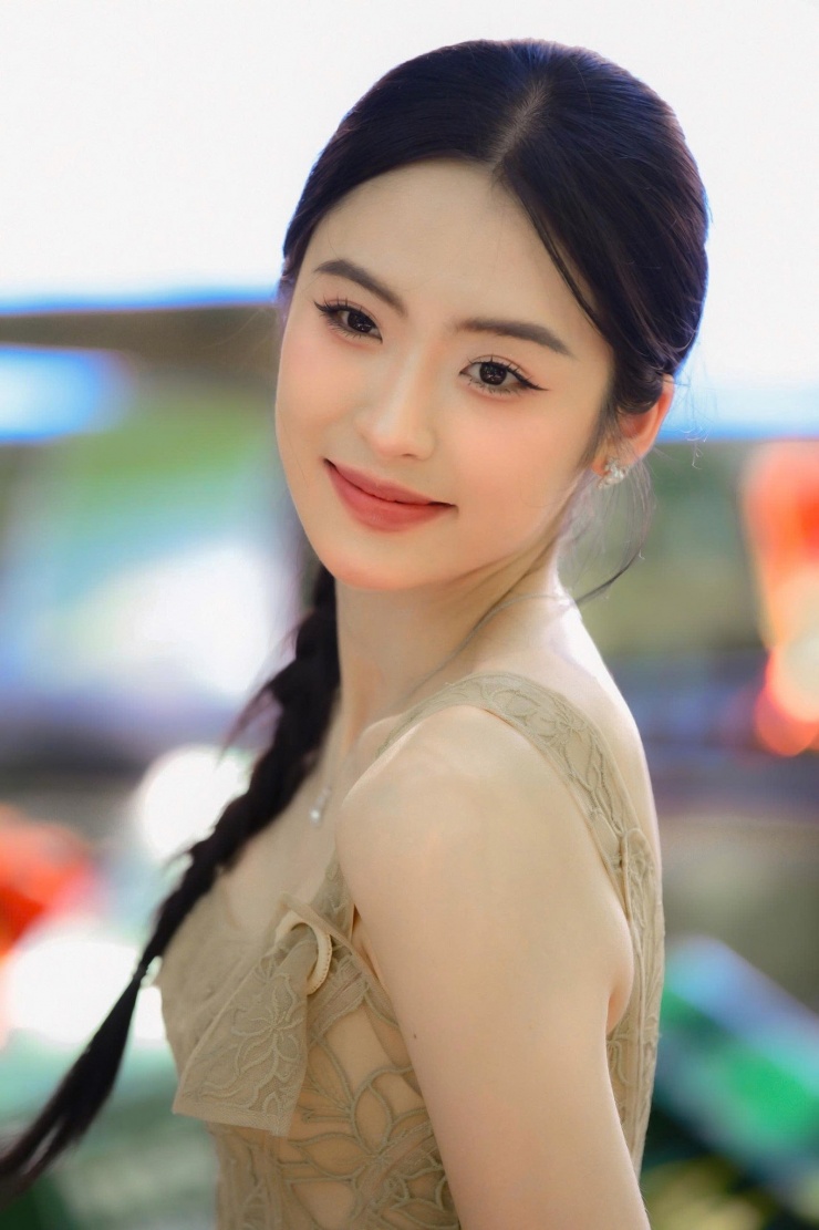 Trong khung hình 