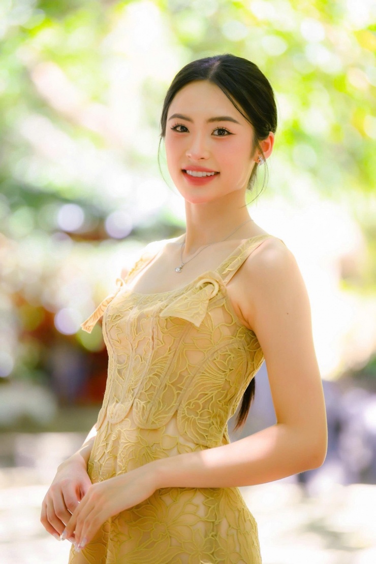 Vân Nhi cao 1m74, số đo ba vòng lần lượt là 82-63-95 cm. Nàng Á hậu chơi nhiều môn thể thao như cầu lông, bơi lội, chạy bộ, pickleball để giữ dáng.