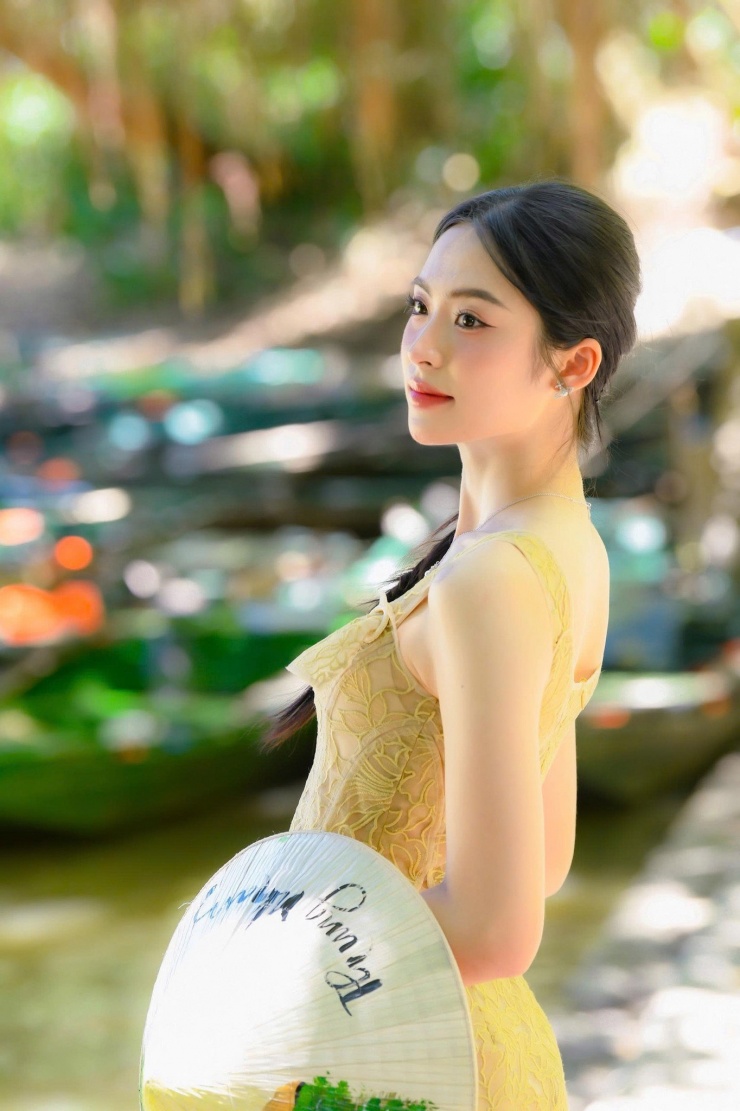 Góc nghiêng xinh đẹp của Á hậu Vân Nhi.
