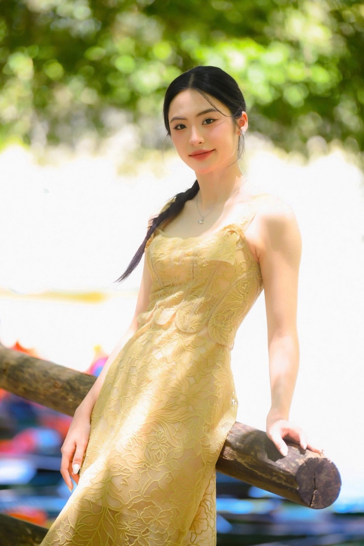 Cô từng làm mẫu ảnh, được một số nhà thiết kế mời trình diễn bộ sưu tập.