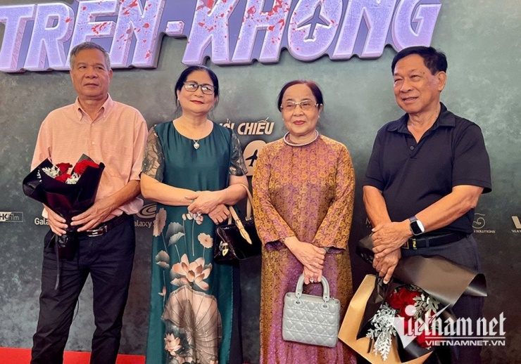 Hoa tiêu Nguyễn Văn Hương, tiếp viên Huỳnh Thu Cúc, tiếp viên Ngô Kim Thanh và cơ trưởng Phạm Trung Nam (từ trái qua) - nguyên mẫu của các nhân vật tại buổi ra mắt đoàn phim.