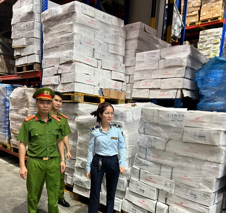 Lực lượng chức năng kiểm tra lô hàng hoá vi phạm (ảnh: Chi cục Quản lý thị trường Hà Nội).