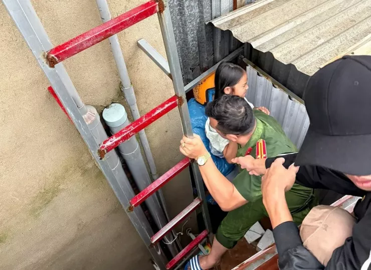 Lực lượng công an kịp thời có mặt hỗ trợ người dân.