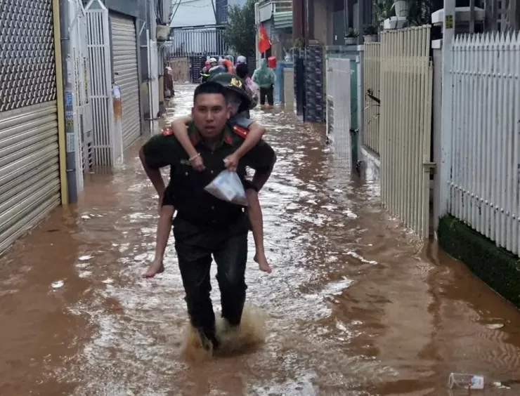 Công an phường Lâm Viên-Đà Lạt tham gia cứu hộ.