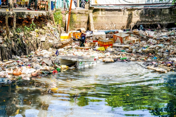 Ngày 12/8, anh Nguyễn Lương Ngọc - Chủ nhiệm cho biết, việc thử nghiệm robot vớt rác được tiến hành tại một đoạn kênh có rác dày đặc, kênh nông.