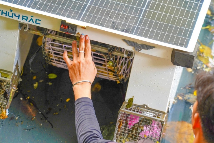 Tình nguyện viên vận hành robot vớt rác.