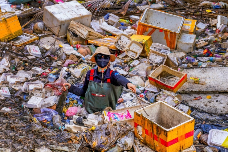 Bên cạnh robot vớt rác, câu lạc bộ cũng đang triển khai nâng cấp thêm phao chắn rác, người dọn rác có thể đứng trên phao thay vì phải lội xuống nước, nâng cao hiệu quả và an toàn.