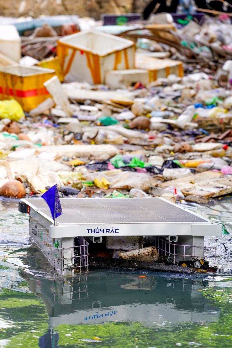 Xem robot vớt rác trên kênh Hy Vọng - 5