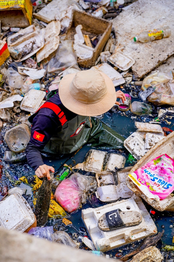 Robot vớt rác được thực hiện nhằm giảm sức người trong việc thu gom rác trên kênh rạch