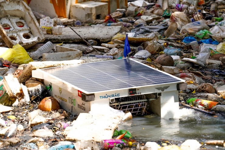 "Chúng tôi liên tục cải tiến robot, điều chỉnh thông số để phù hợp với địa hình kênh rạch đầy rác", anh Ngọc chia sẻ.