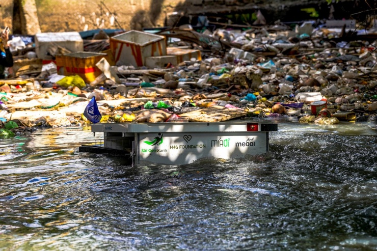 Theo anh Nguyễn Lương Ngọc, robot vớt rác sử dụng năng lượng mặt trời, không chỉ thu gom rác mà còn có thể tiếp cận, hỗ trợ cứu hộ trong các tình huống bão lũ. Robot được điều khiển từ xa qua bộ điều khiển hoặc máy tính, tích hợp camera để quan sát.