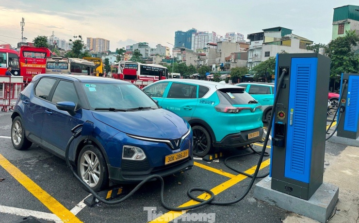 Cận cảnh các trạm sạc xe điện ở bến xe Hà Nội bắt đầu phục vụ người dân - 1