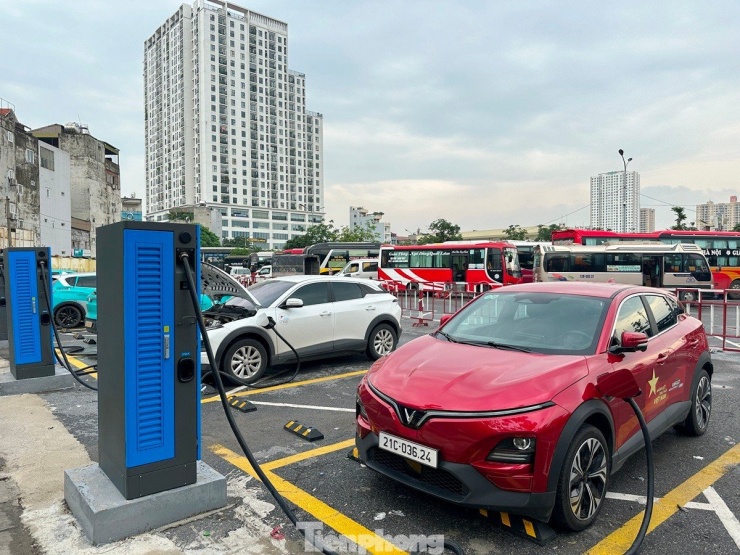 Cận cảnh các trạm sạc xe điện ở bến xe Hà Nội bắt đầu phục vụ người dân - 2