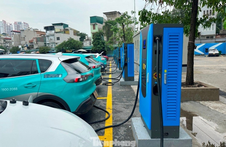 Cận cảnh các trạm sạc xe điện ở bến xe Hà Nội bắt đầu phục vụ người dân - 3