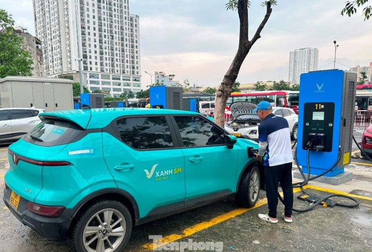 Cận cảnh các trạm sạc xe điện ở bến xe Hà Nội bắt đầu phục vụ người dân - 4