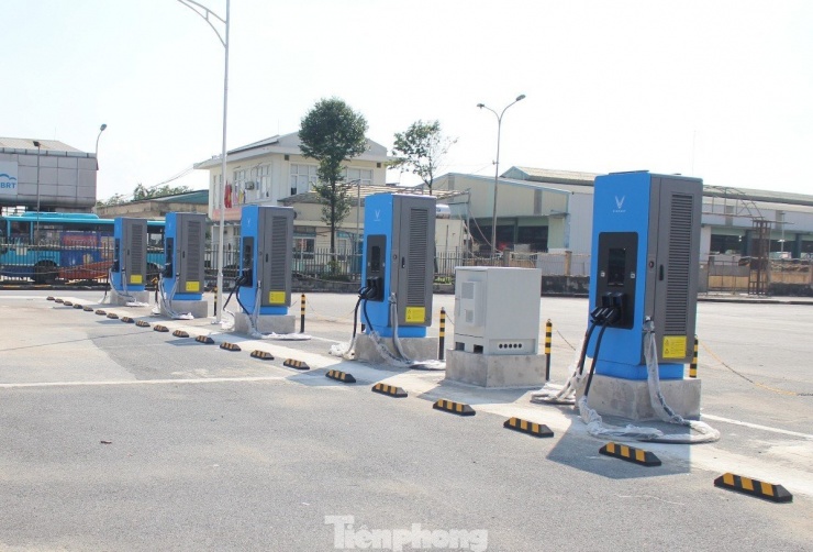 Cận cảnh các trạm sạc xe điện ở bến xe Hà Nội bắt đầu phục vụ người dân - 5