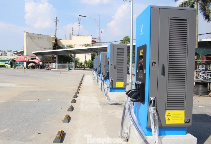 Cận cảnh các trạm sạc xe điện ở bến xe Hà Nội bắt đầu phục vụ người dân - 6