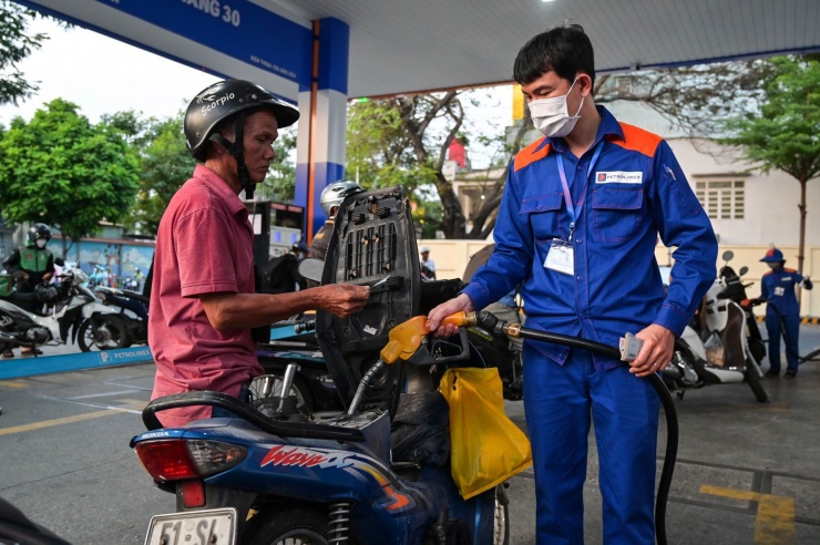 Giá xăng ngày mai có thể quay đầu giảm. Ảnh: Nguyễn Huế