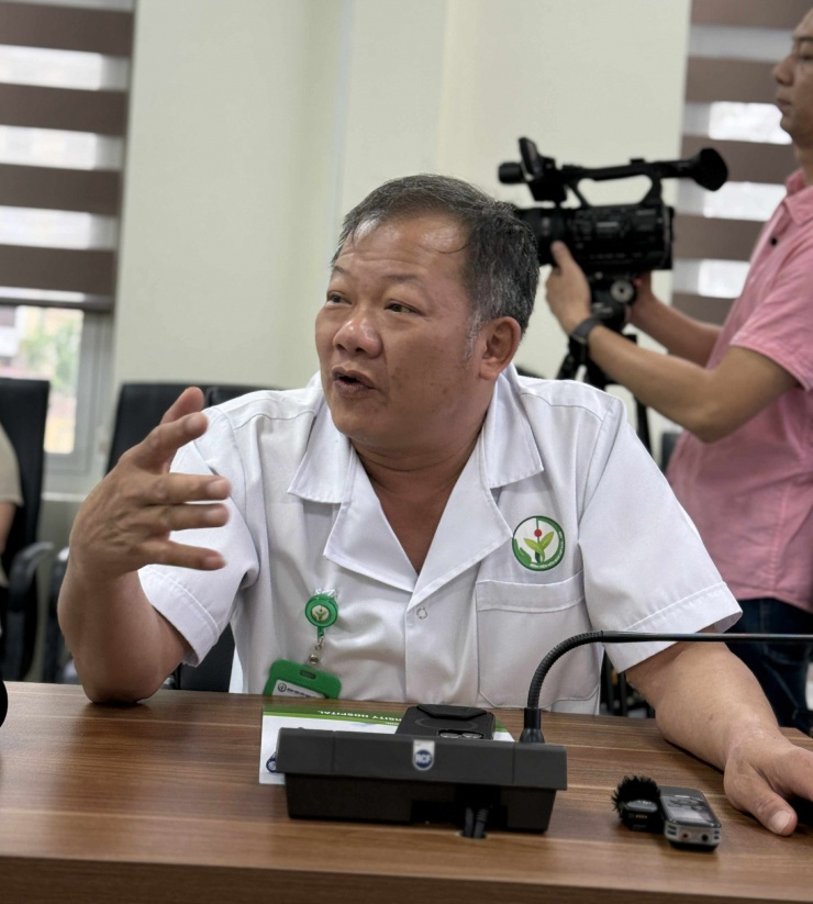 TS.BS Dương Đức Hùng - Giám đốc BV Hữu nghị Việt Đức chia sẻ thông tin với báo chí.