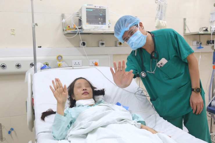 Bác sĩ tham gia ca ghép và bệnh nhân tại phòng bệnh của BV Hữu nghị Việt Đức.