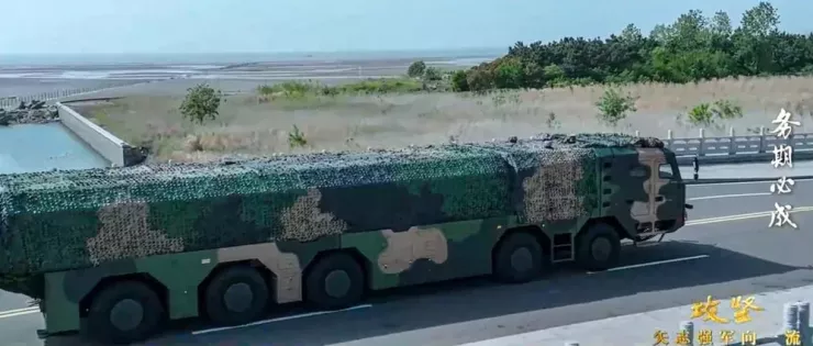 Hình ảnh từ đoạn phim tài liệu của quân đội Trung Quốc cho thấy tên lửa DF-100 được vận chuyển bằng xe chuyên dụng trong không gian đô thị. Ảnh: CCTV