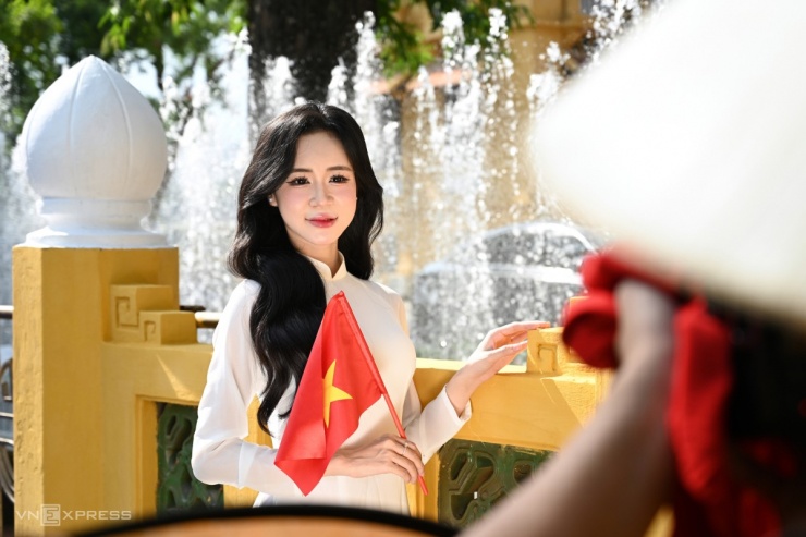 Nô nức chụp ảnh với áo dài trước Lăng mừng Quốc khánh - 3