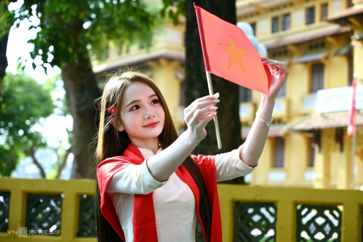 Nô nức chụp ảnh với áo dài trước Lăng mừng Quốc khánh - 5