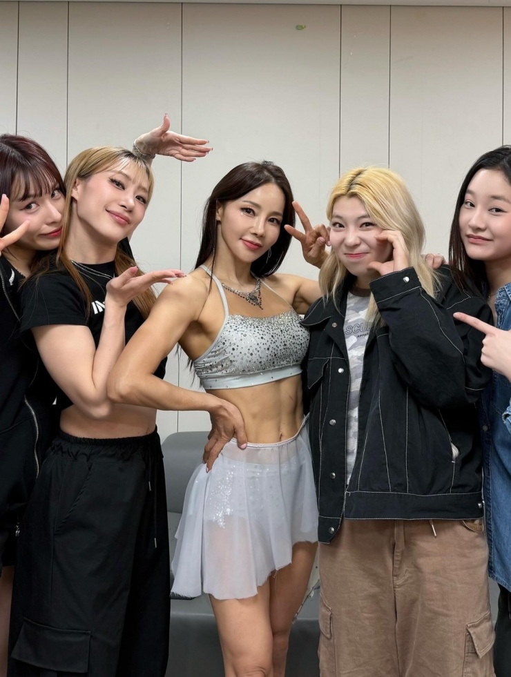 Khi đứng cạnh các đàn em, vóc dáng của 'Hoa hậu World Cup' nổi bật nhờ độ săn chắc, khỏe khoắn.