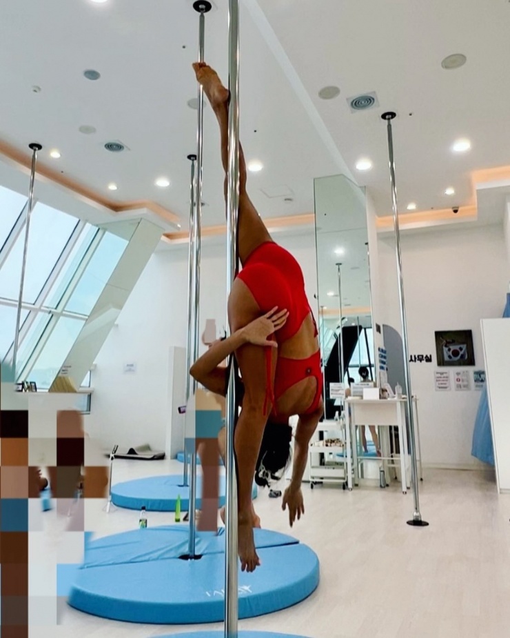 'Nhiều người ở độ tuổi 50 lơ là chăm sóc bản thân. Nhưng tôi không hề tập múa cột trước đó cho đến khi tôi bước sang tuổi 50', Mina nói.