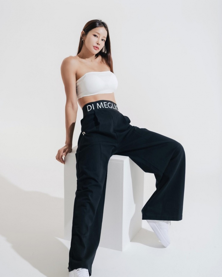 Mina còn thường dành nhiều giờ đồng hồ tại phòng gym. Cô áp dụng nhiều bài tập dành cho cơ lưng vì chúng có tác dụng duy trì tư thế, tăng cường cơ bắp đồng thời ngăn ngừa tình trạng đau nhức do lão hóa cũng như thói quen sinh hoạt.