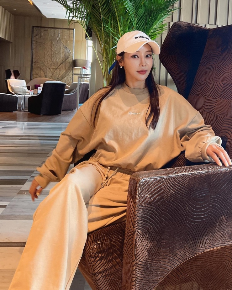 Song song lối sống năng động, Mina cho biết chế độ ăn của cô đa dạng với đầy đủ các nhóm dinh dưỡng. Cô không tính toán calo cụ thể nhưng giữ liều lượng nạp vào ở mức đủ no. Thực đơn trong ngày của người đẹp luôn có nhiều loại rau củ, trái cây tươi cùng thịt. Mina hạn chế tối đa các loại thịt nguội, thịt chế biến sẵn. 'Ăn ít lại, vận động nhiều lên' là câu trả lời mà Mina thường nói khi có ai hỏi cô về bí quyết giữ dáng.