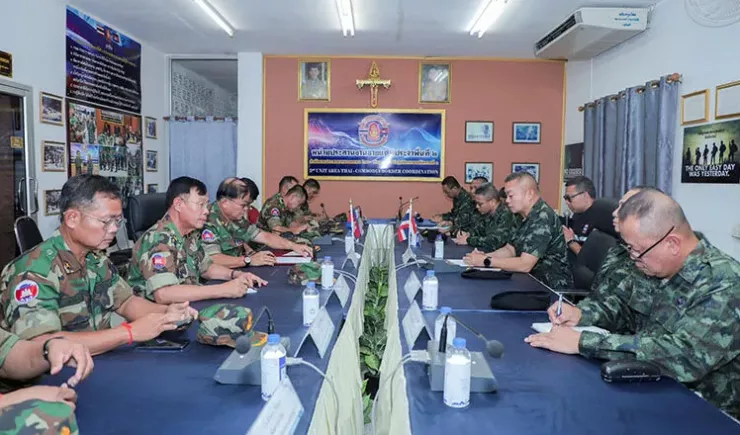 Cuộc gặp giữa các phái đoàn quân đội Campuchia (trái) và Thái Lan tại cửa khẩu quốc tế O’Smach (tỉnh Oddar Meanchey) ngày 29-7. Ảnh: Bộ Thông tin Campuchia Cuộc gặp giữa các phái đoàn quân đội Campuchia (trái) và Thái Lan tại cửa khẩu quốc tế O’Smach (tỉnh Oddar Meanchey) ngày 29-7. Ảnh: Bộ Thông tin Campuchia