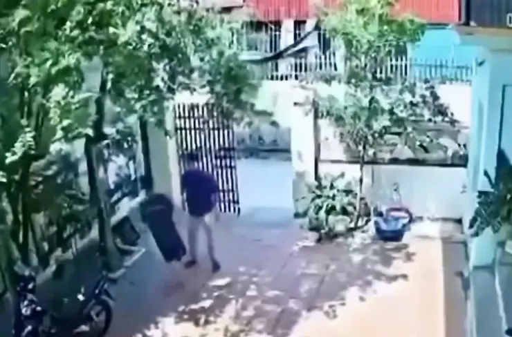 Hình ảnh thầy giáo đến tận nhà tát học sinh vì phàn nàn việc thầy dạy "khó hiểu bài". Ảnh: Cắt ra từ clip