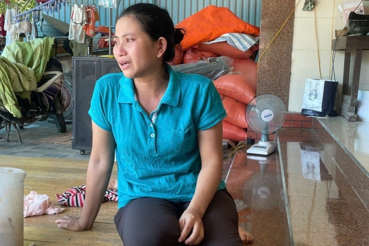 Chị Oanh - vợ bi cáo Thành xót xa trước bản án của chồng. Ảnh: T.Lương