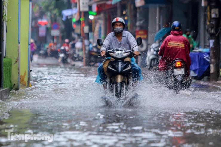 Miền Bắc có thể đón mưa to ở một số khu vực trong chiều tối và đêm nay (13/8).