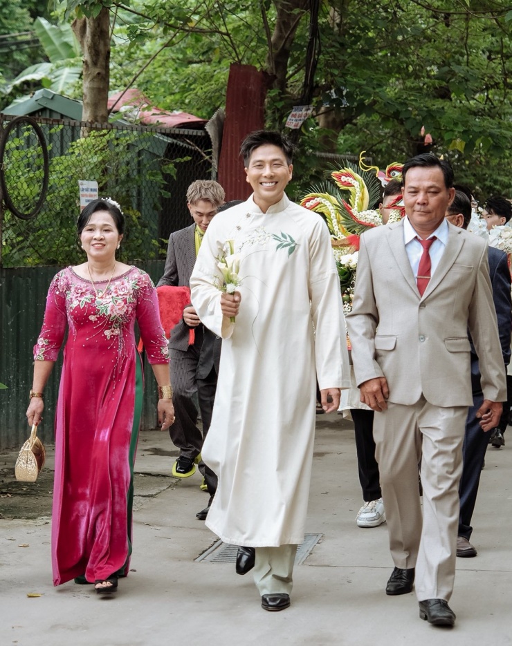 Quang Sơn cho biết anh cùng gia đình từ miền Nam ra nhà Lê Thu Trang ở Hà Nội làm lễ ăn hỏi, bàn chuyện tổ chức hôn lễ của cả hai hồi đầu tháng 7. Chiều 13/8, cặp sao mới 'xả' ảnh, chia sẻ niềm vui với bạn bè, khán giả.