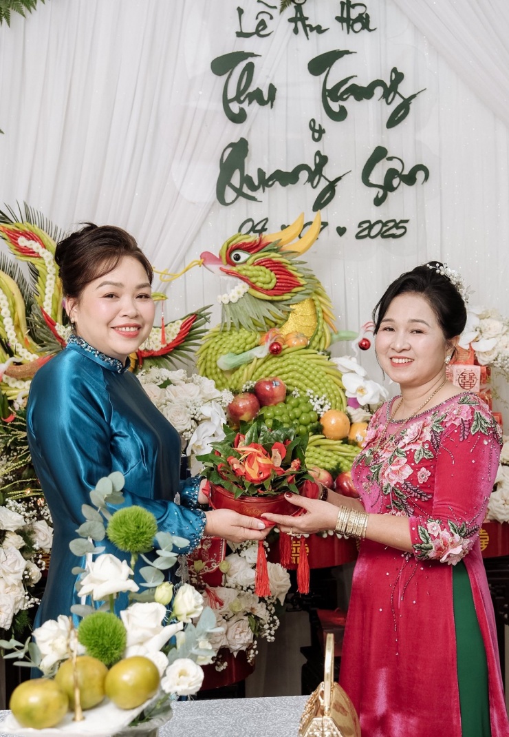 Mẹ Quang Sơn (phải) trao lễ vật được chuẩn bị chỉn chu, đúng phong tục truyền thống cho nhà gái.