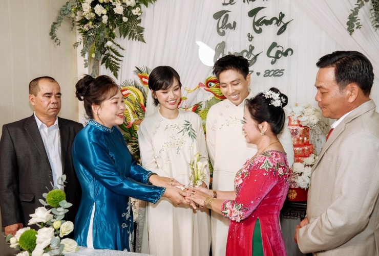 Mẹ Lê Thu Trang cầm tay con gái trao cho bà thông gia, nhờ gia đình Quang Sơn chăm sóc, bảo ban chân dài 9X khi cô về làm dâu.