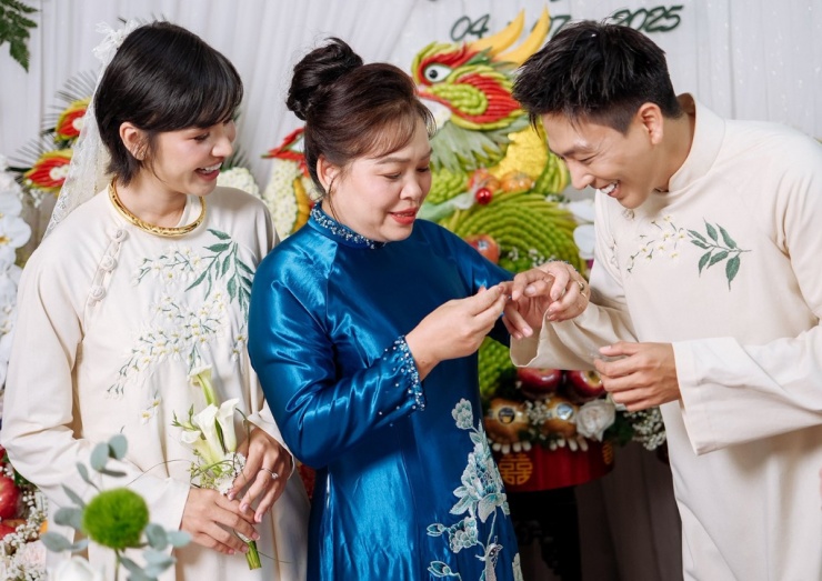Quang Sơn được mẹ vợ tặng quà và nhắn nhủ hai vợ chồng phải thương yêu, cùng nhau vun vén cho tổ ấm.