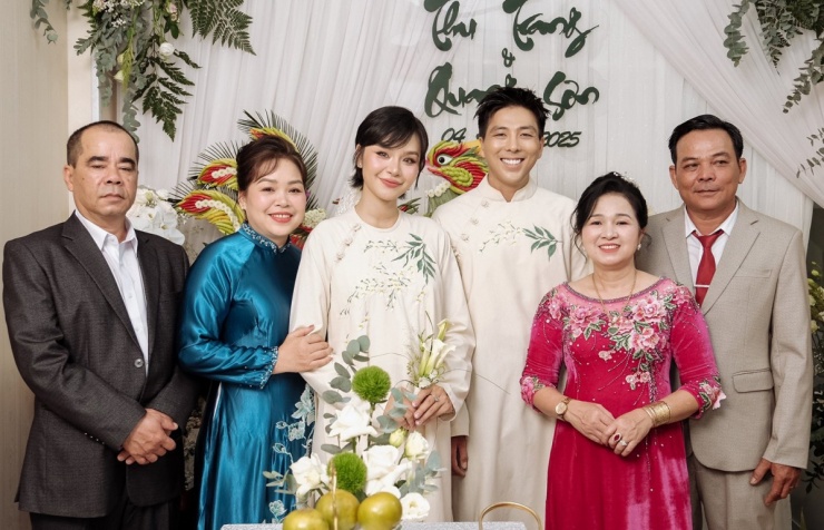 Cặp sao chụp ảnh kỷ niệm cùng bố mẹ hai bên. Quang Sơn cho biết anh và Thu Trang dự định tổ chức đám cưới vào năm sau, mời đông đủ bạn bè trong làng giải trí tham dự.