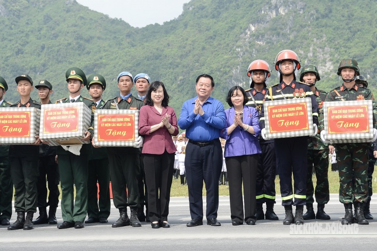 Trưởng Ban Tuyên giáo và Dân vận Trung ương Nguyễn Trọng Nghĩa; Bí thư Thành ủy Hà Nội Bùi Thị Minh Hoài và Bộ trưởng Bộ Y tế Đào Hồng Lan thăm, tặng quà, động viên các lực lượng diễu binh, diễu hành.