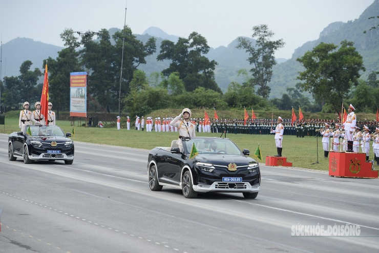 Khối xe Chỉ huy, xe Tổ quân kỳ tiến qua lễ đài.