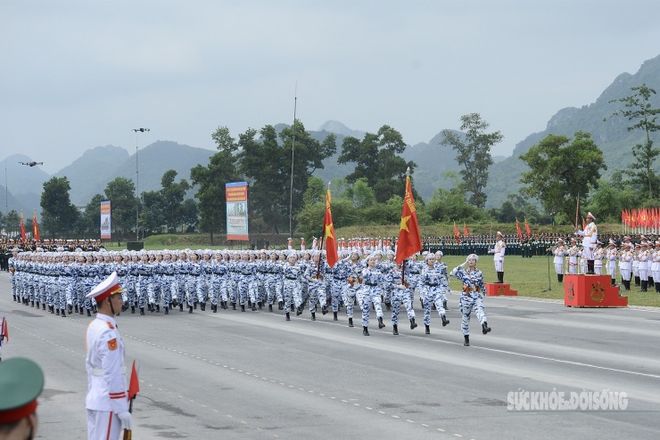 Khối nữ quân y tiến qua lễ đài.