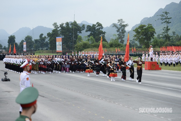 Dù buổi tổng hợp hợp luyện diễn ra dưới thời tiết oi nóng, song các lực lượng đều thực hiện nhiệm vụ với tâm thế phấn chấn, thần thái nghiêm trang, khí thế hiên ngang cùng động tác mạnh mẽ, chuẩn xác, dứt khoát và thống nhất.