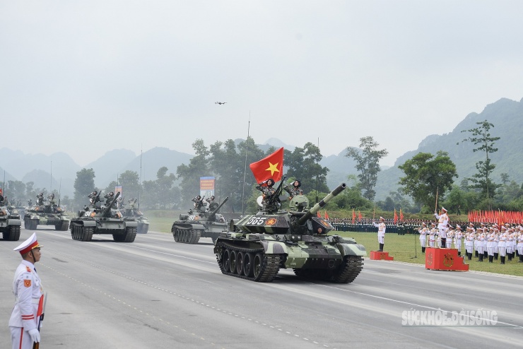 Dẫn đầu dàn khí tài tham gia diễu binh, diễu hành là các xe tăng chiến đấu T54B cải tiến.